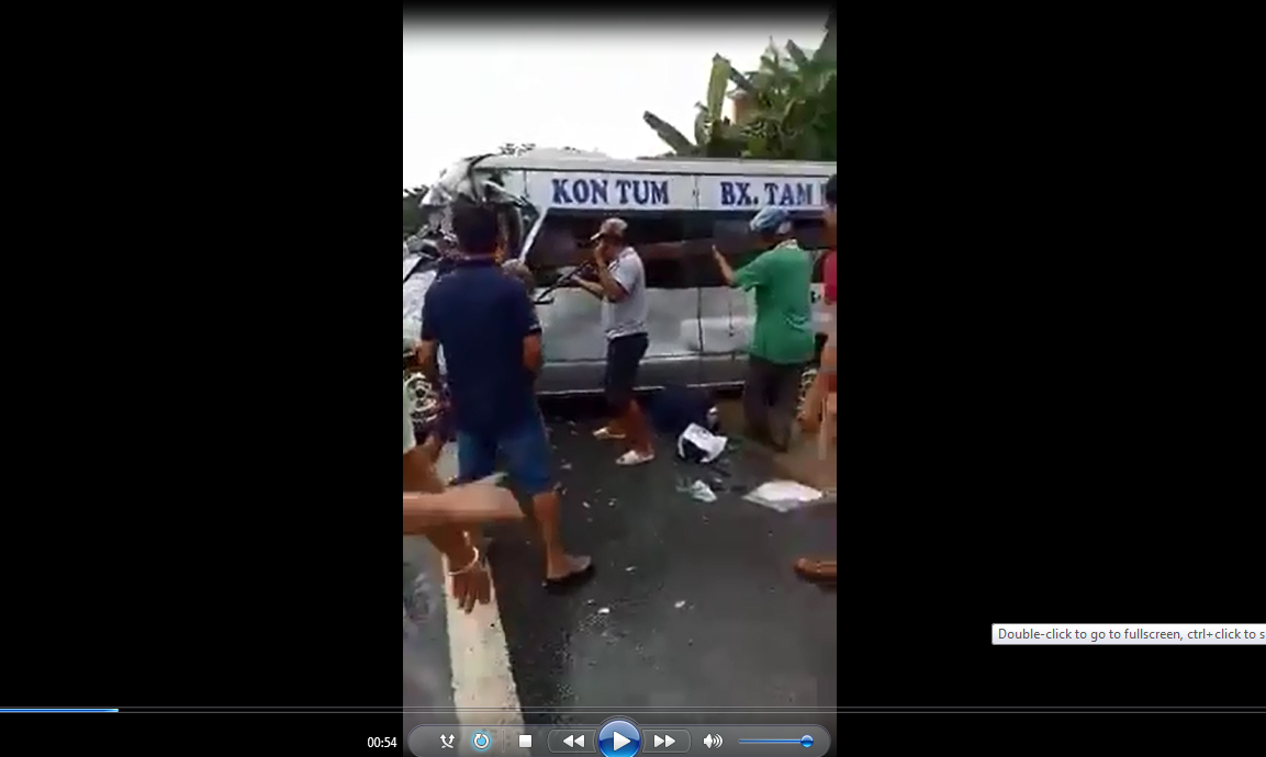 Người dân nạy cửa xe, đưa người bị nạn đi cấp cứu. Ảnh cắt từ Clip.